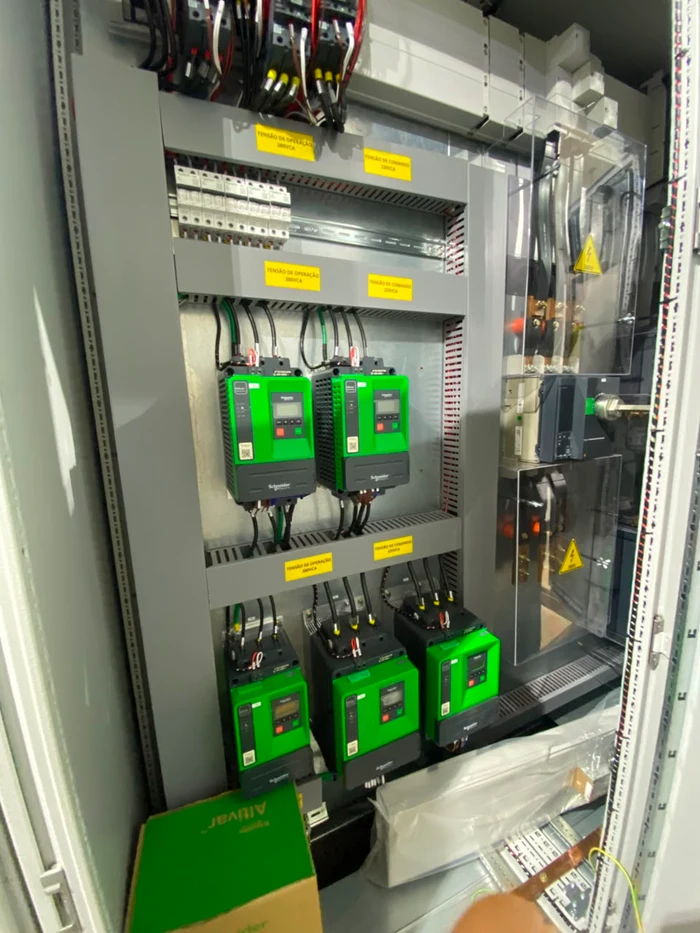 Hardware BLUE IoT instalado no painel elétrico